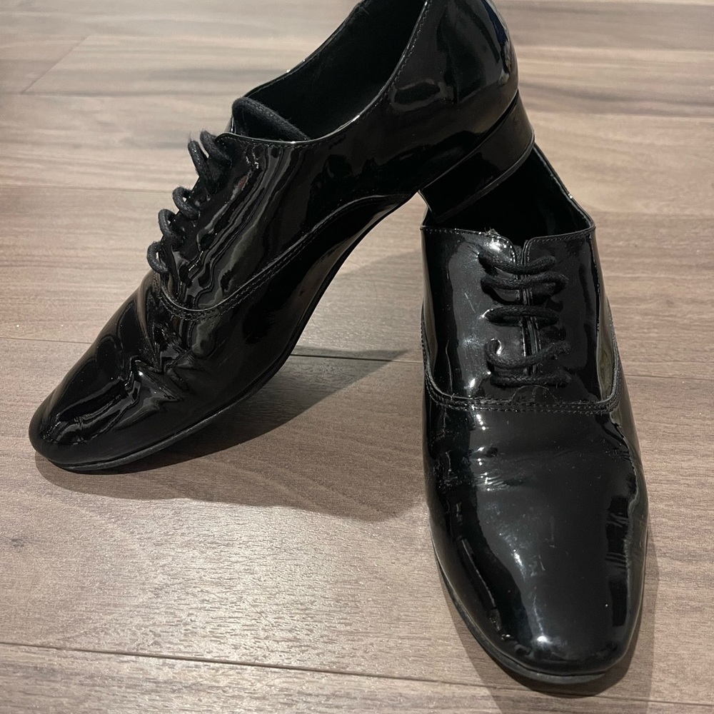 Patent leather shoes. Size EU 37 (US 6.5), purchased in France, worn few times.